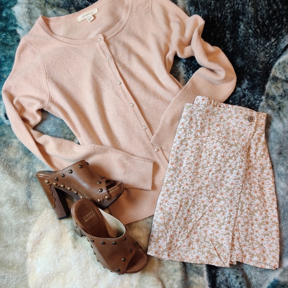 American Eagle Outfitters Pants - American Eagle Outfitters Tan Floral Daisy Print Shorts Size Medium